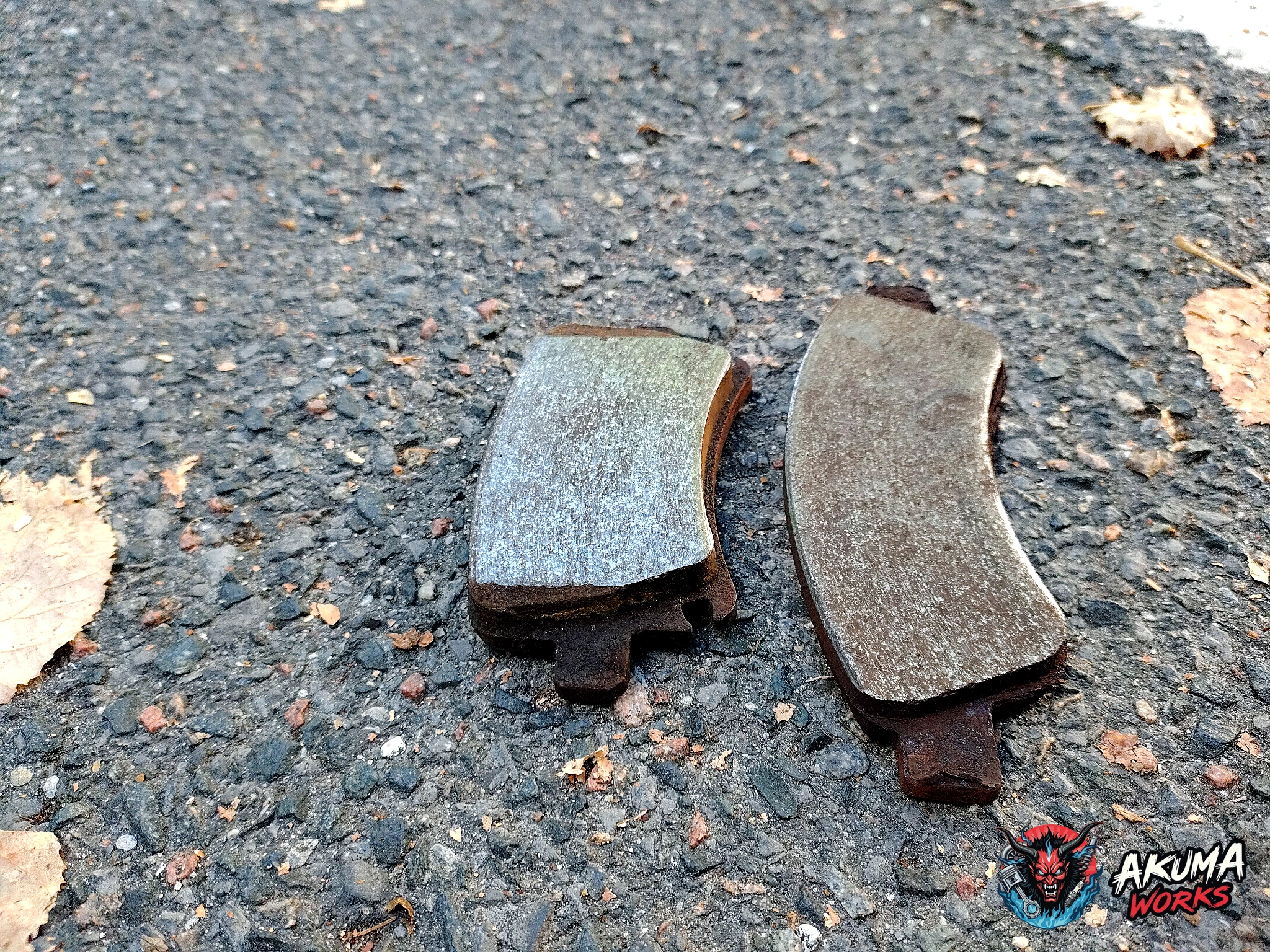 Plaquettes de frein observées en lumière rasante pour contrôler l'état de la garniture